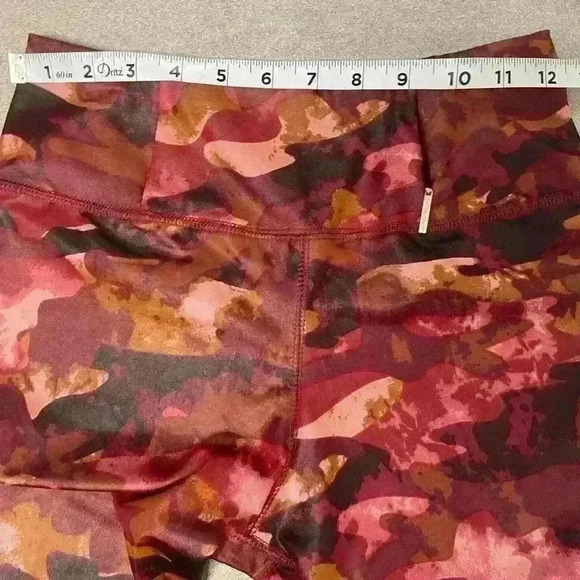TAHARI Women’s High Waist Full Length Leggings in Red Wine Camo size Small- NWT - Picture 5 of 7
